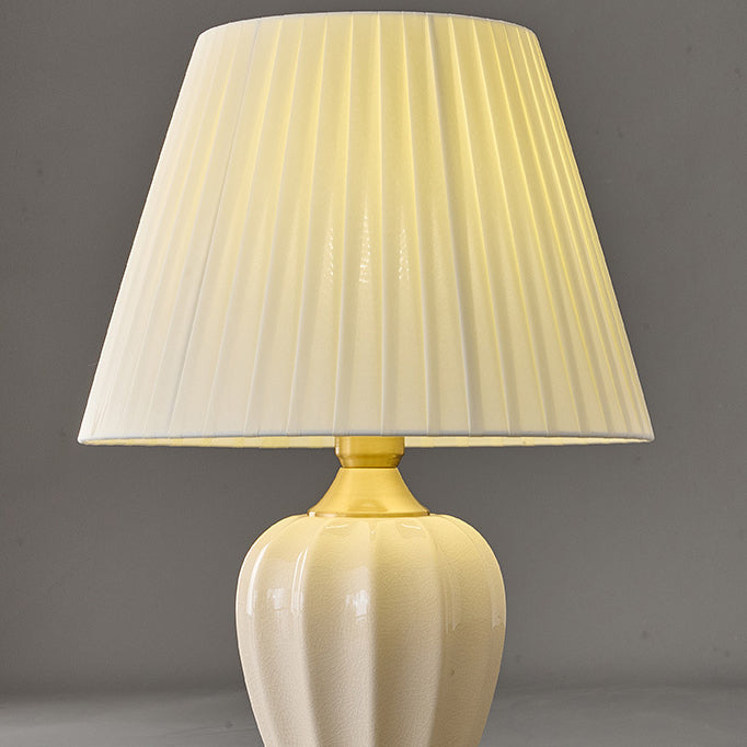 Lámpara de mesa de 1 luz para dormitorio con pantalla de tela cónica nórdica contemporánea de cerámica de latón macizo 