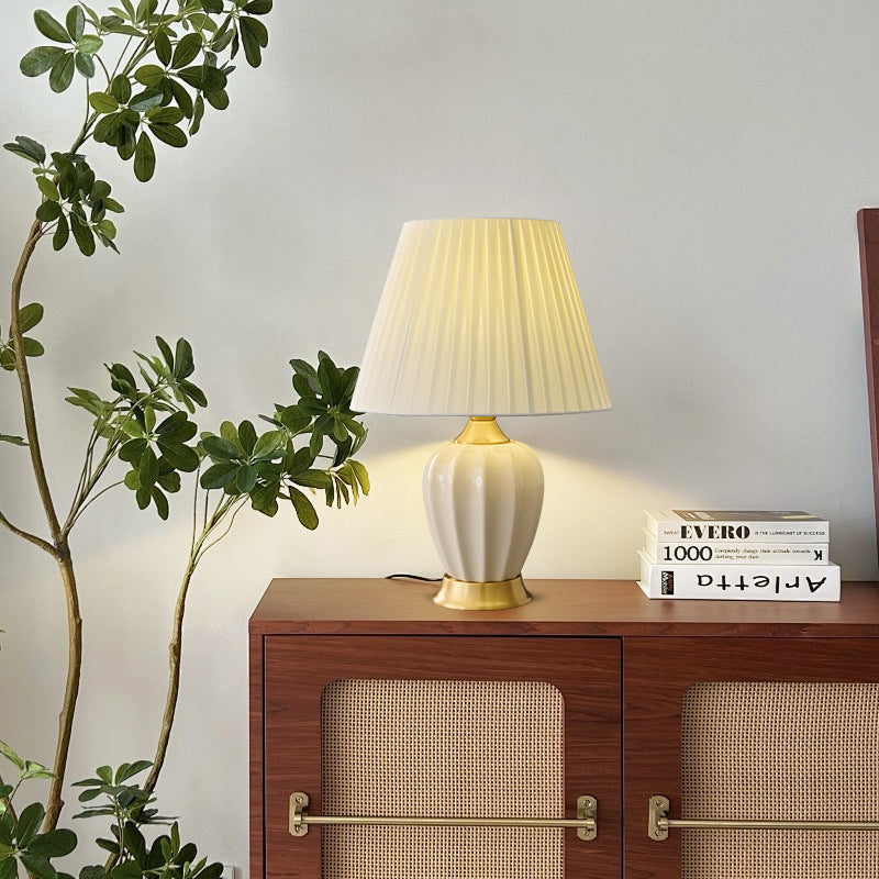 Lámpara de mesa de 1 luz para dormitorio con pantalla de tela cónica nórdica contemporánea de cerámica de latón macizo 
