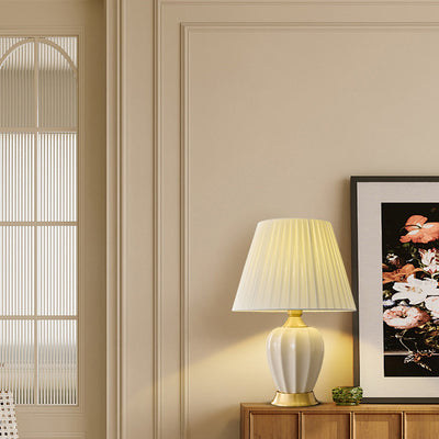 Lámpara de mesa de 1 luz para dormitorio con pantalla de tela cónica nórdica contemporánea de cerámica de latón macizo 
