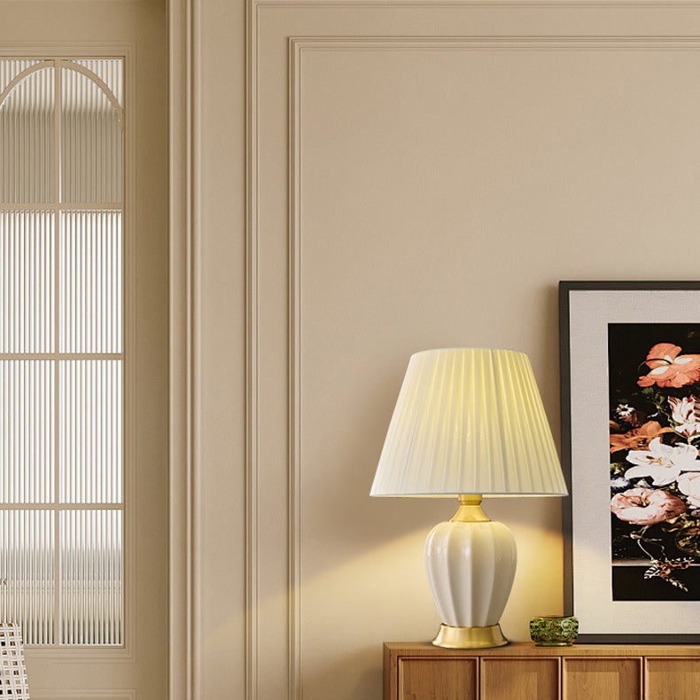 Lámpara de mesa de 1 luz para dormitorio con pantalla de tela cónica nórdica contemporánea de cerámica de latón macizo 