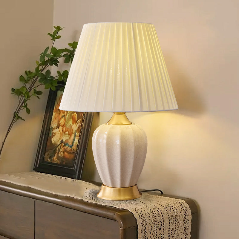 Lámpara de mesa de 1 luz para dormitorio con pantalla de tela cónica nórdica contemporánea de cerámica de latón macizo 