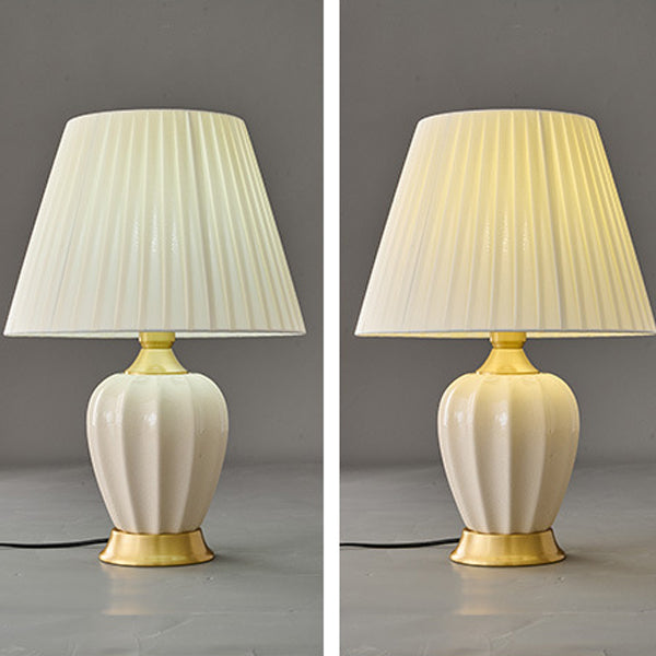 Lámpara de mesa de 1 luz para dormitorio con pantalla de tela cónica nórdica contemporánea de cerámica de latón macizo 