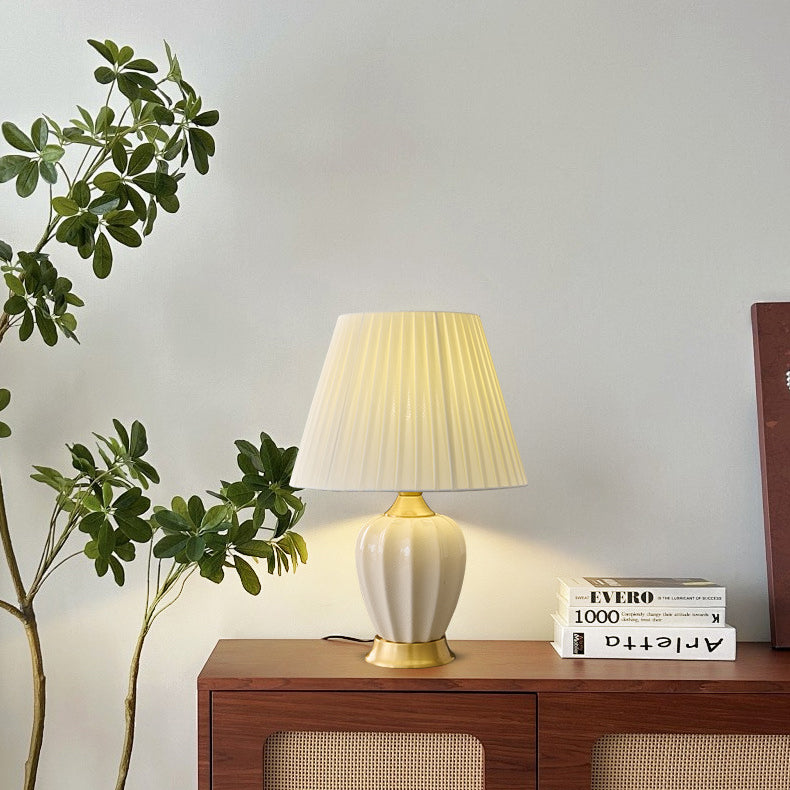 Lámpara de mesa de 1 luz para dormitorio con pantalla de tela cónica nórdica contemporánea de cerámica de latón macizo 