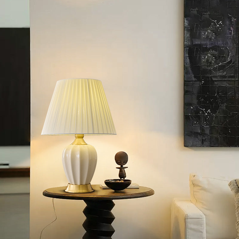 Lámpara de mesa de 1 luz para dormitorio con pantalla de tela cónica nórdica contemporánea de cerámica de latón macizo 