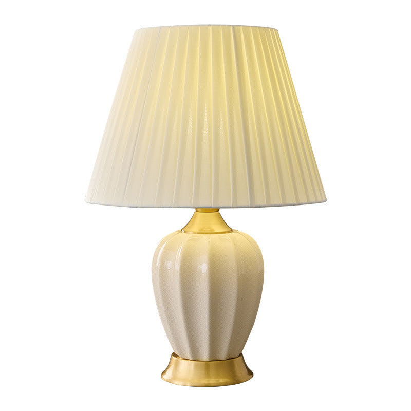 Lámpara de mesa de 1 luz para dormitorio con pantalla de tela cónica nórdica contemporánea de cerámica de latón macizo 