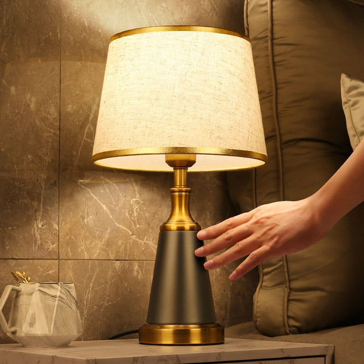 Lámpara de mesa de 1 luz con pantalla cónica de metal de tela china tradicional para dormitorio 