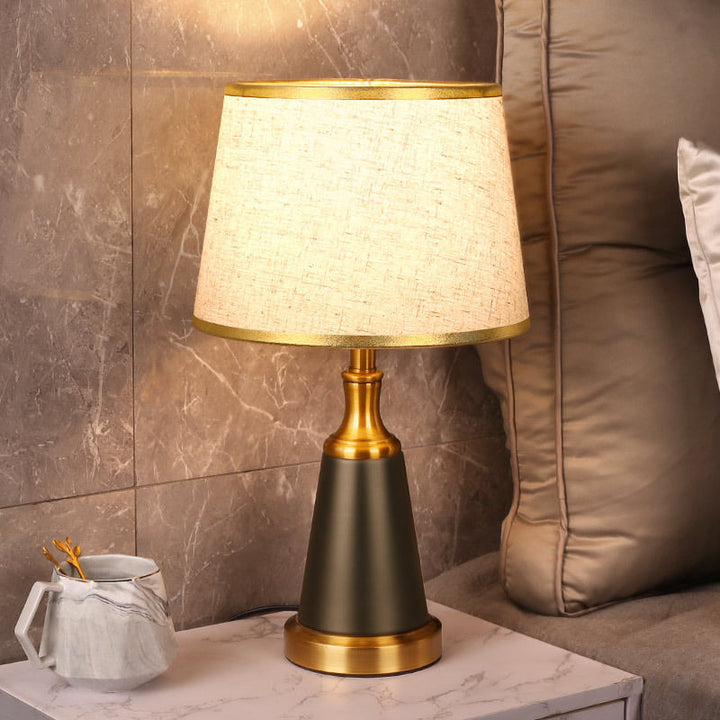 Lámpara de mesa de 1 luz con pantalla cónica de metal de tela china tradicional para dormitorio 