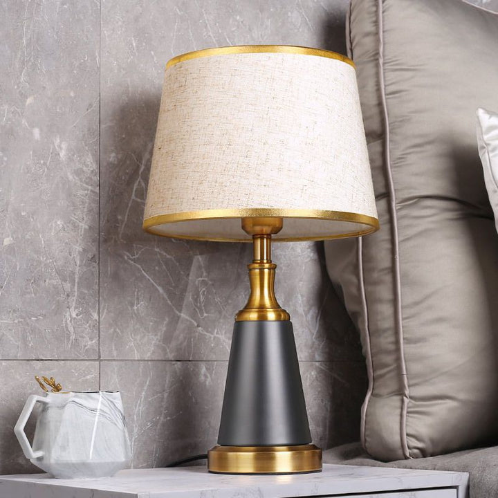 Lámpara de mesa de 1 luz con pantalla cónica de metal de tela china tradicional para dormitorio 