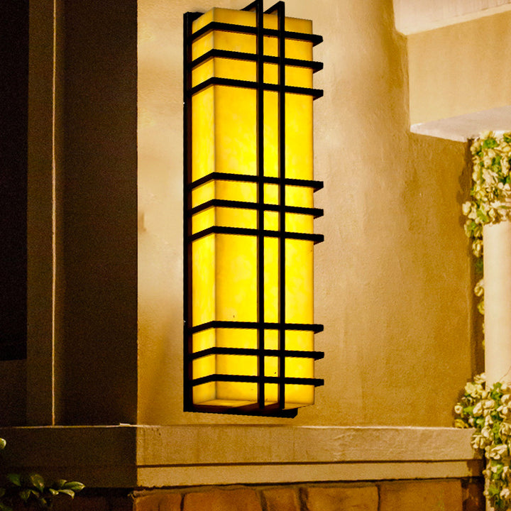 Architektonische Wandleuchte im Prairie-Stil – Bernsteinfarbenes, mattiertes Glas &amp; schwarzes Gitterdesign 
