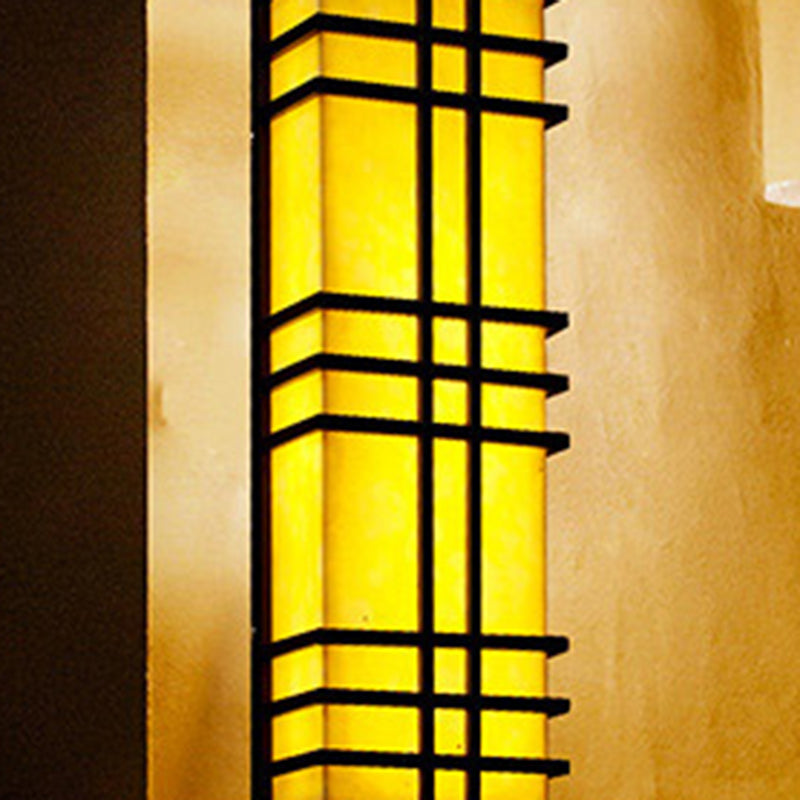 Architektonische Wandleuchte im Prairie-Stil – Bernsteinfarbenes, mattiertes Glas &amp; schwarzes Gitterdesign 