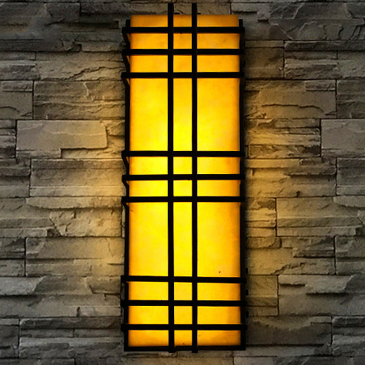 Architektonische Wandleuchte im Prairie-Stil – Bernsteinfarbenes, mattiertes Glas &amp; schwarzes Gitterdesign 