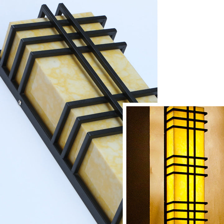 Architektonische Wandleuchte im Prairie-Stil – Bernsteinfarbenes, mattiertes Glas &amp; schwarzes Gitterdesign 