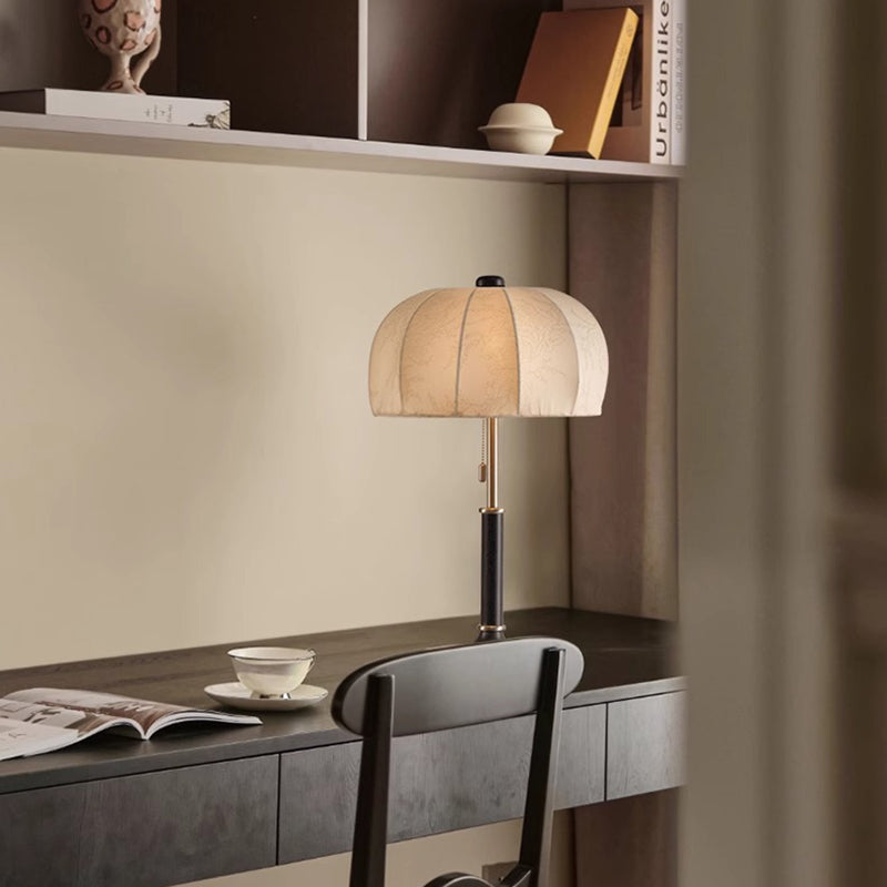 Traditionelle französische Kuppel Tischlampe aus Eschenholz, Stoff und Metall mit 1 Licht für das Schlafzimmer 
