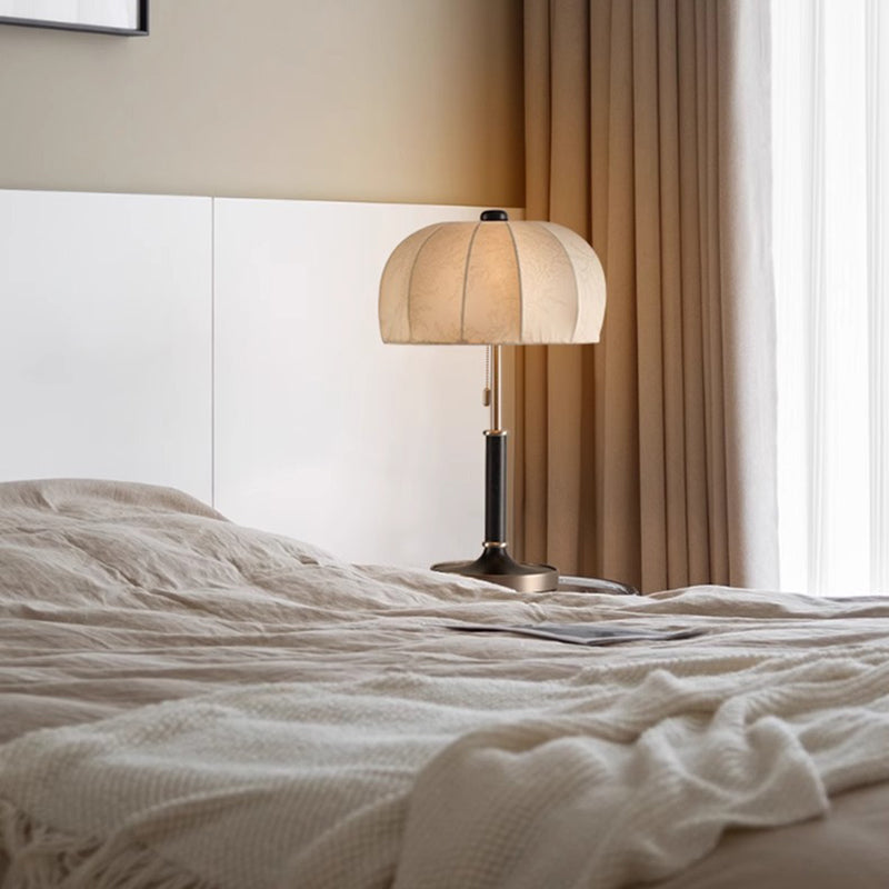 Traditionelle französische Kuppel Tischlampe aus Eschenholz, Stoff und Metall mit 1 Licht für das Schlafzimmer 