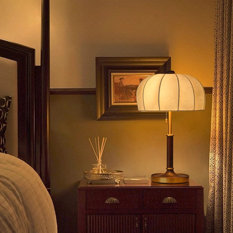 Traditionelle französische Kuppel Tischlampe aus Eschenholz, Stoff und Metall mit 1 Licht für das Schlafzimmer 