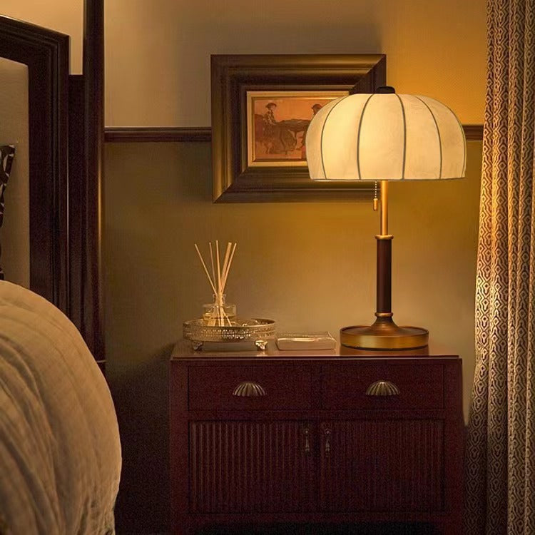 Traditionelle französische Kuppel Tischlampe aus Eschenholz, Stoff und Metall mit 1 Licht für das Schlafzimmer 