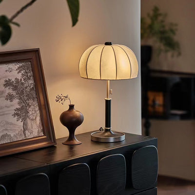 Traditionelle französische Kuppel Tischlampe aus Eschenholz, Stoff und Metall mit 1 Licht für das Schlafzimmer 