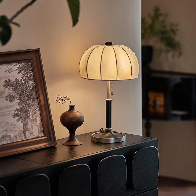 Traditionelle französische Kuppel Tischlampe aus Eschenholz, Stoff und Metall mit 1 Licht für das Schlafzimmer 