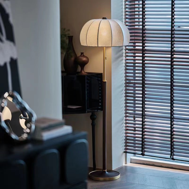 Traditionelle französische Kuppel Tischlampe aus Eschenholz, Stoff und Metall mit 1 Licht für das Schlafzimmer 