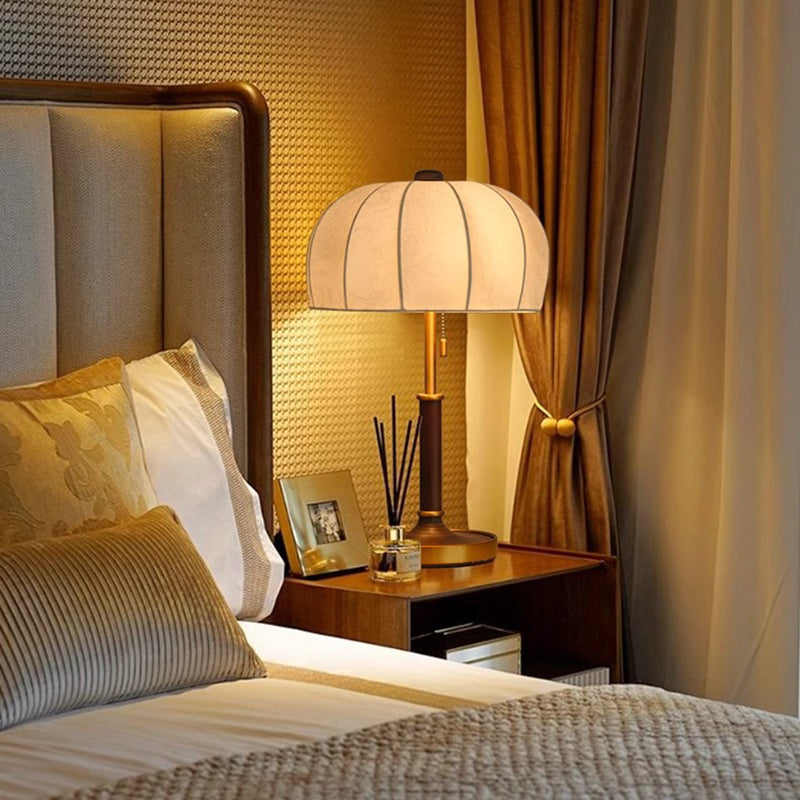 Traditionelle französische Kuppel Tischlampe aus Eschenholz, Stoff und Metall mit 1 Licht für das Schlafzimmer 