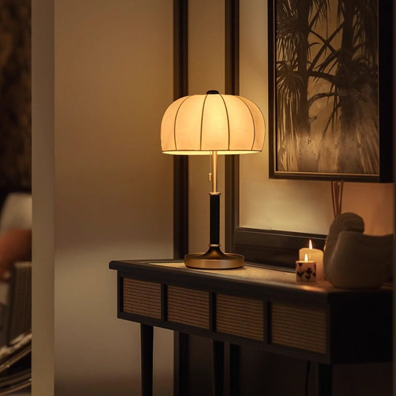 Traditionelle französische Kuppel Tischlampe aus Eschenholz, Stoff und Metall mit 1 Licht für das Schlafzimmer 
