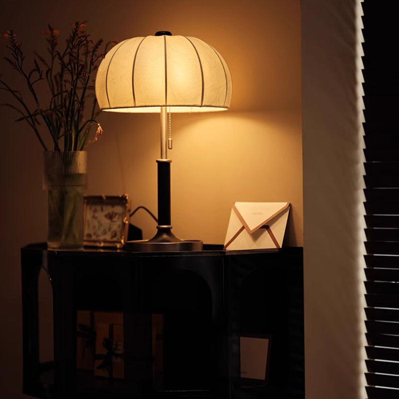 Traditionelle französische Kuppel Tischlampe aus Eschenholz, Stoff und Metall mit 1 Licht für das Schlafzimmer 