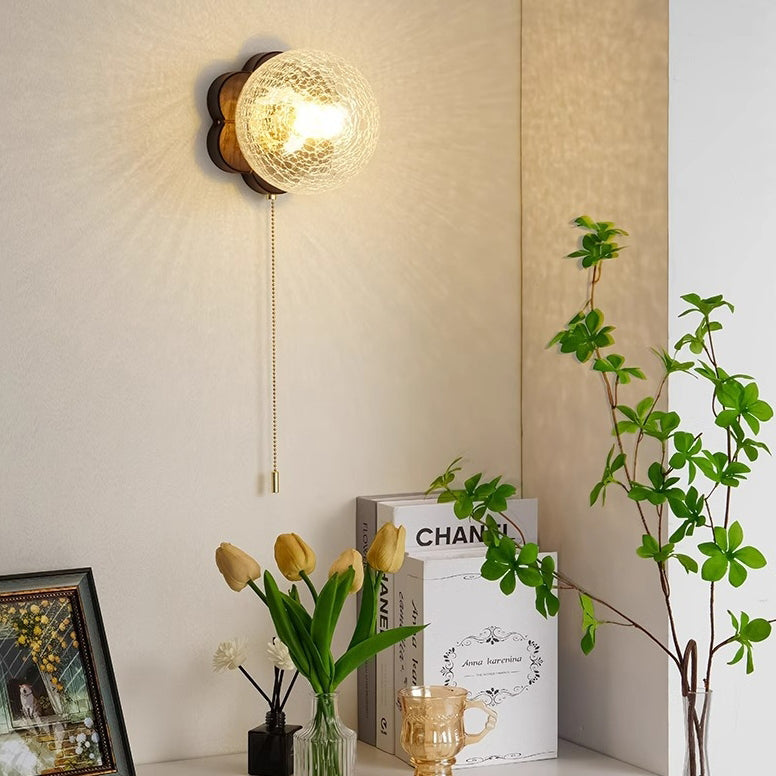 フレンチフローラルウォールスコンス – 寝室用の花の形をしたベース付きの1灯アッシュウッド＆ガラス 