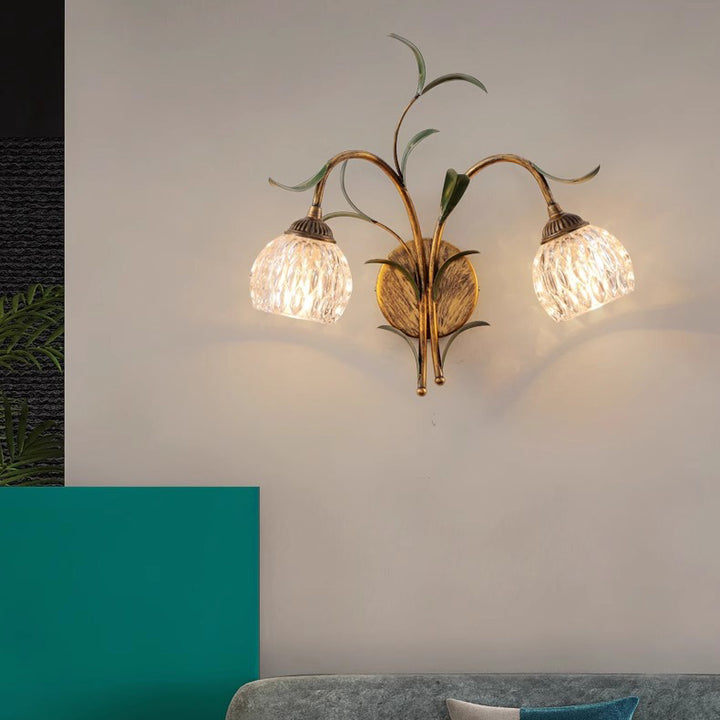 Traditionelle französische Blumen-Wandleuchte – 1/2-Licht Eisen- & Glaslampe für das Wohnzimmer 