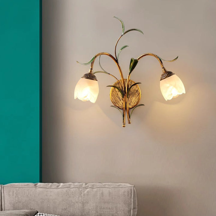 Traditionelle französische Blumen-Wandleuchte – 1/2-Licht Eisen- & Glaslampe für das Wohnzimmer 