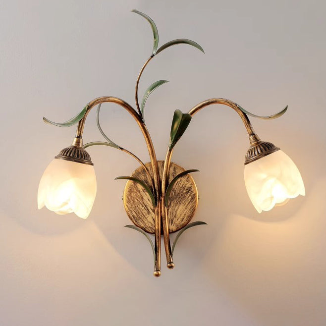 Traditionelle französische Blumen-Wandleuchte – 1/2-Licht Eisen- &amp; Glaslampe für das Wohnzimmer 