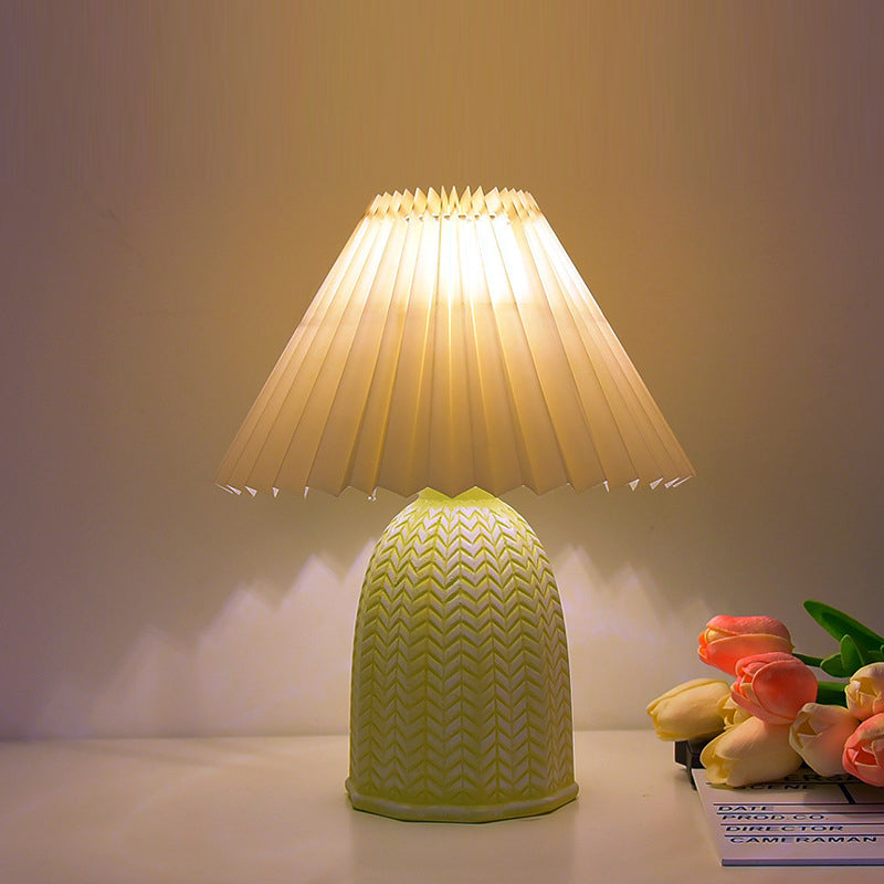 Lampe de Table Nordique Contemporaine – Lampe à 1 Lumière en Tissu et Céramique en Forme de Frustum pour Chambre 