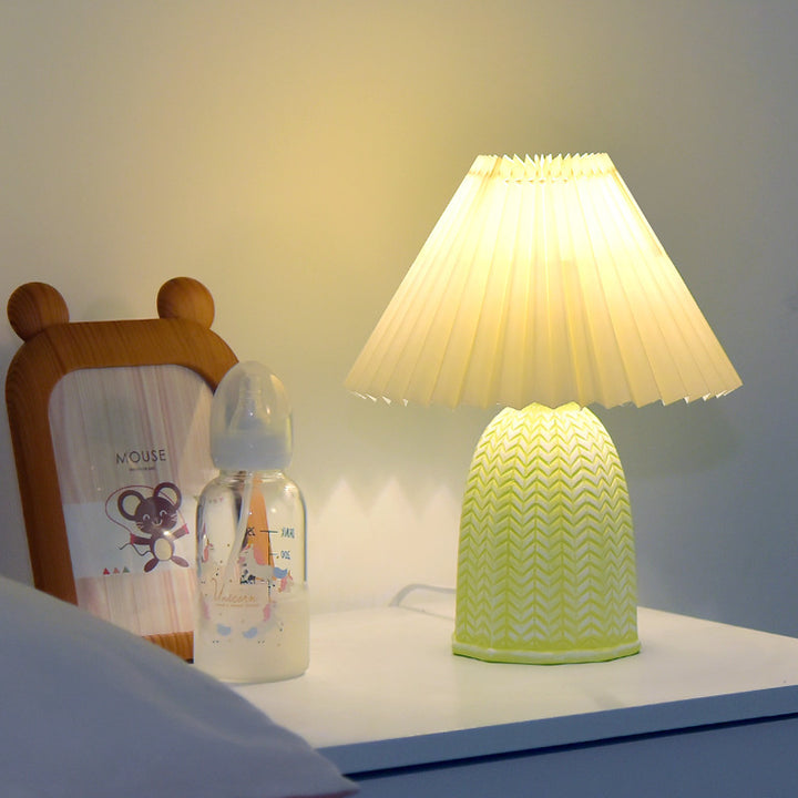 Lampe de Table Nordique Contemporaine – Lampe à 1 Lumière en Tissu et Céramique en Forme de Frustum pour Chambre 
