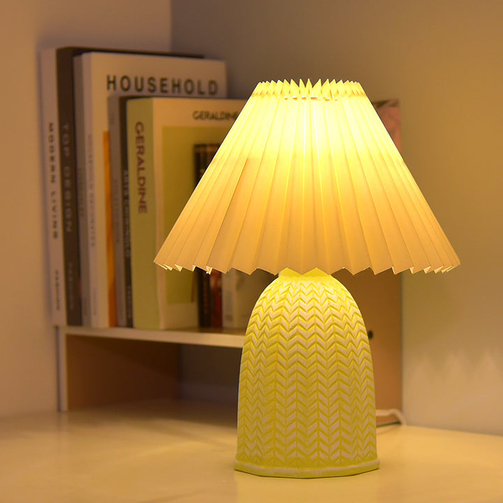 Lampe de Table Nordique Contemporaine – Lampe à 1 Lumière en Tissu et Céramique en Forme de Frustum pour Chambre 