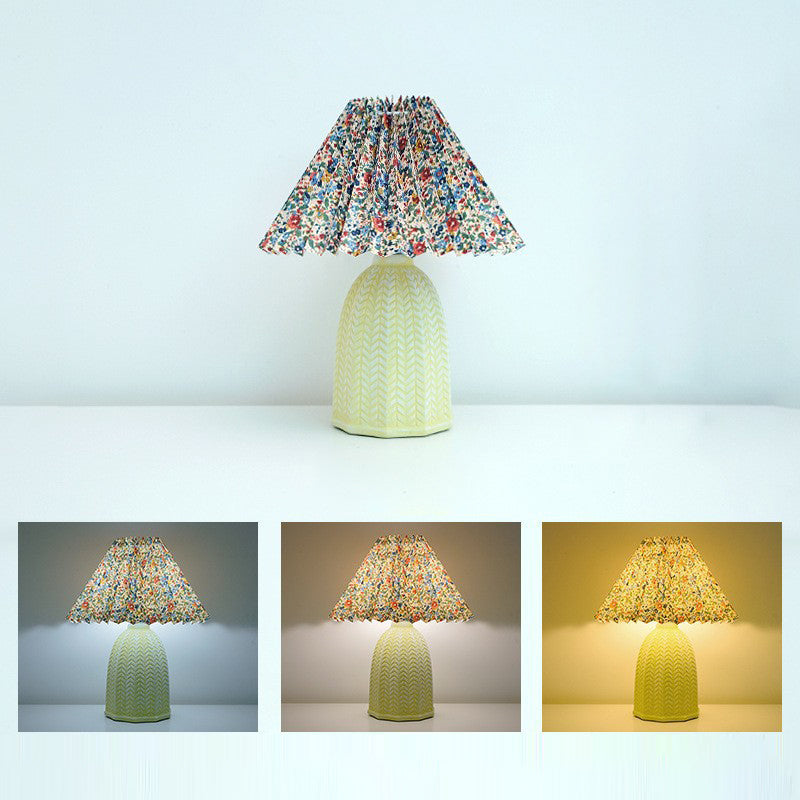 Lampe de Table Nordique Contemporaine – Lampe à 1 Lumière en Tissu et Céramique en Forme de Frustum pour Chambre 