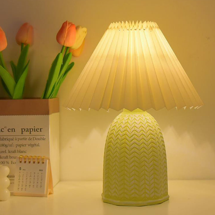 Lampe de Table Nordique Contemporaine – Lampe à 1 Lumière en Tissu et Céramique en Forme de Frustum pour Chambre 