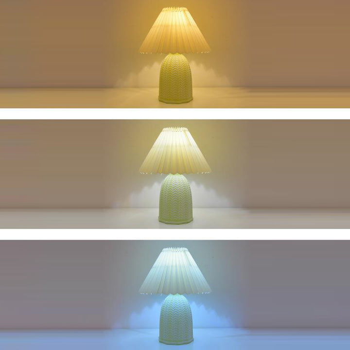 Lampe de Table Nordique Contemporaine – Lampe à 1 Lumière en Tissu et Céramique en Forme de Frustum pour Chambre 