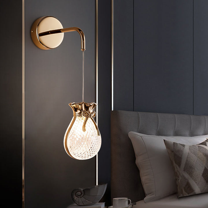 Aplique de pared creativo contemporáneo – Lámpara de bolso de hierro y acrílico de 1 luz para dormitorio 