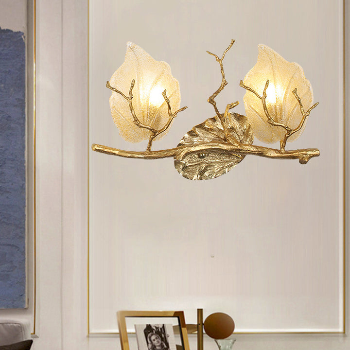 Applique murale nordique contemporaine – Lampe à deux lumières avec feuilles de cuivre et base en branche d&