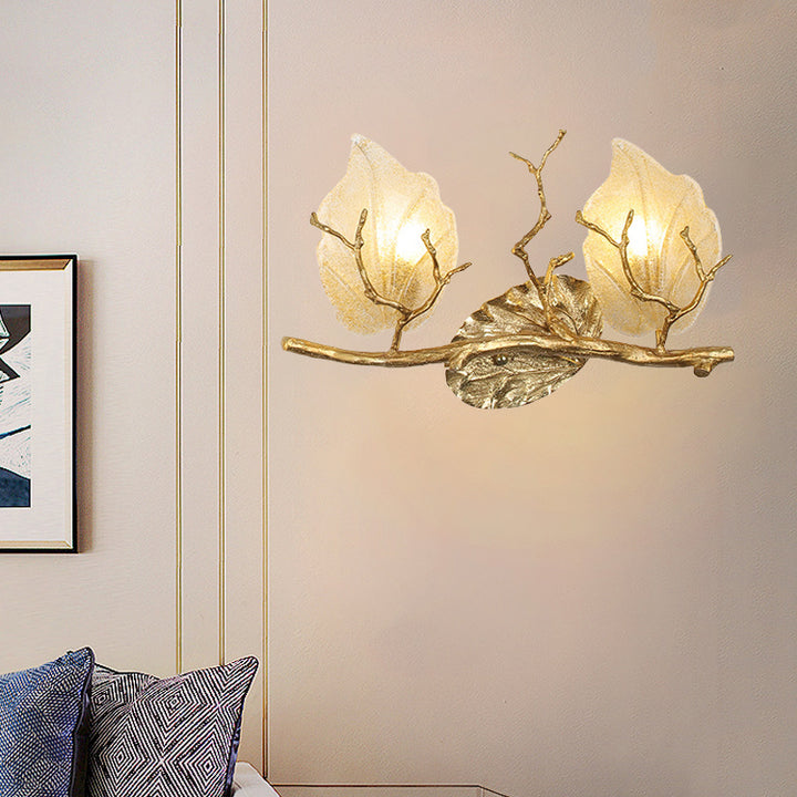 Applique murale nordique contemporaine – Lampe à deux lumières avec feuilles de cuivre et base en branche d&