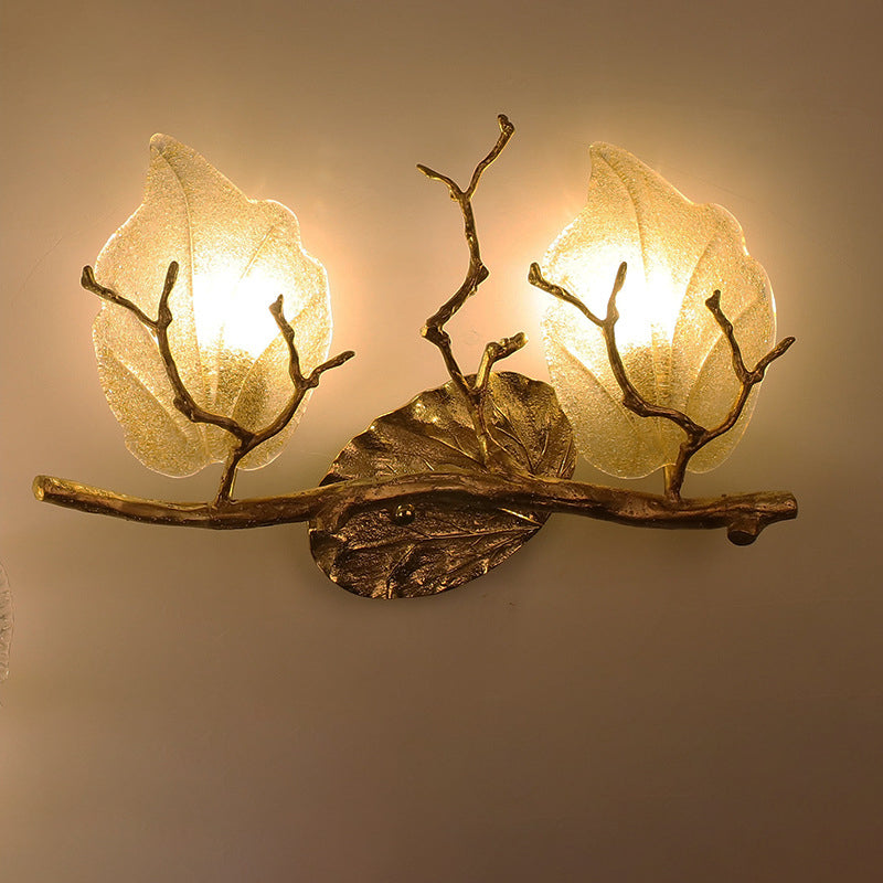 Aplique de pared nórdico contemporáneo – Lámpara de hojas de cobre de 2 luces con base de rama de árbol para sala de estar 