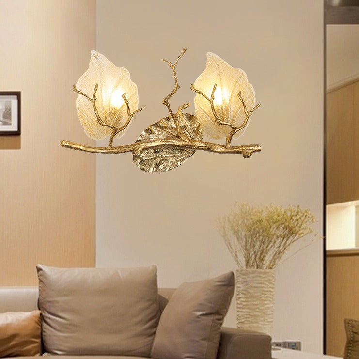 Applique murale nordique contemporaine – Lampe à deux lumières avec feuilles de cuivre et base en branche d&