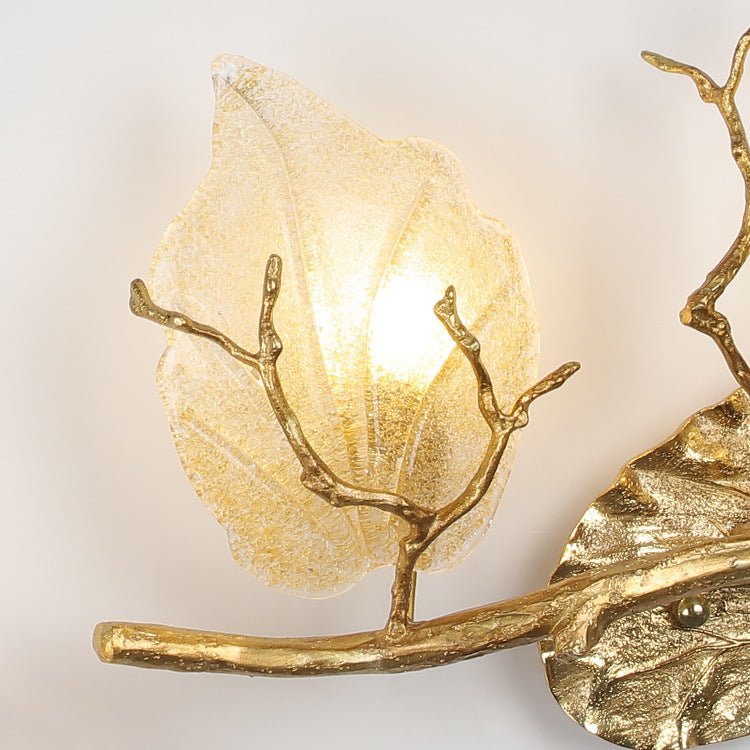 Applique murale nordique contemporaine – Lampe à deux lumières avec feuilles de cuivre et base en branche d&
