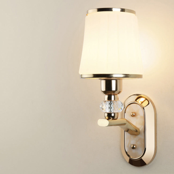 Applique murale nordique contemporaine – Lampe effilée en fer et verre à 1/2 lumière avec cristal pour salon 