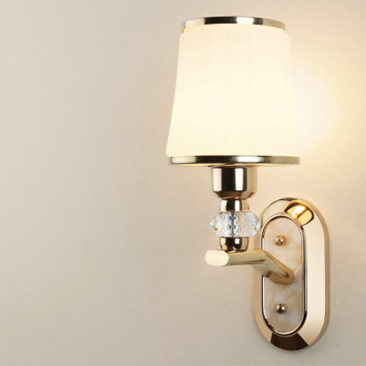 Applique murale nordique contemporaine – Lampe effilée en fer et verre à 1/2 lumière avec cristal pour salon 