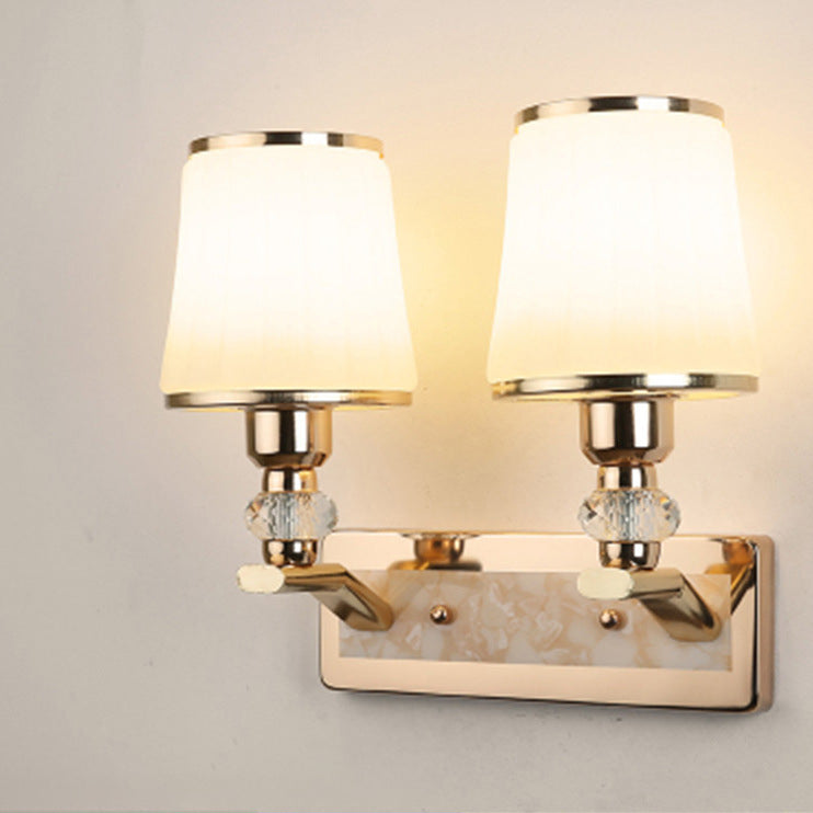 Applique murale nordique contemporaine – Lampe effilée en fer et verre à 1/2 lumière avec cristal pour salon 