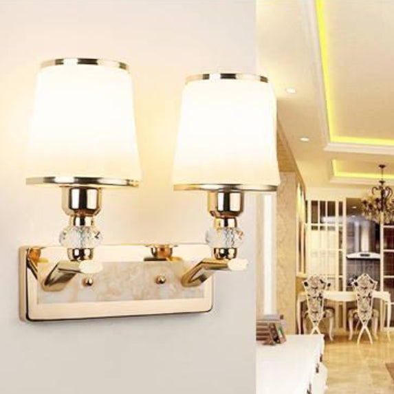 Applique murale nordique contemporaine – Lampe effilée en fer et verre à 1/2 lumière avec cristal pour salon 