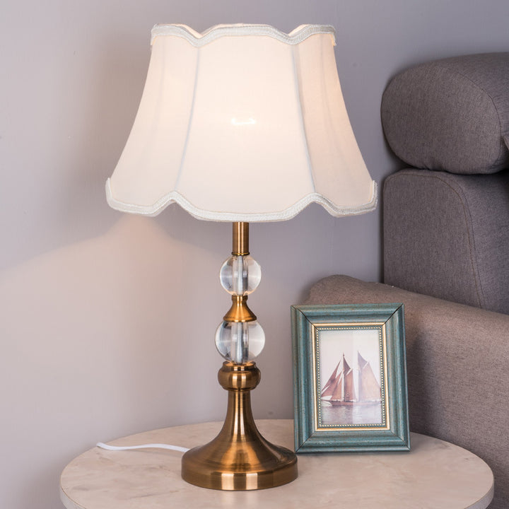 Traditionelle europäische Frustum-Kegel-Eisen-Kristall-Stoff 1-Licht Tischlampe für das Schlafzimmer 