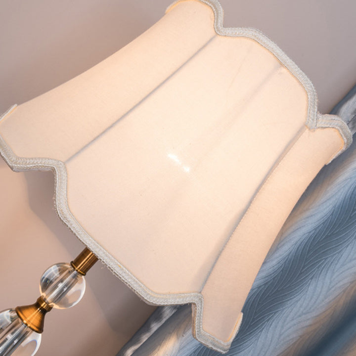 Traditionelle europäische Frustum-Kegel-Eisen-Kristall-Stoff 1-Licht Tischlampe für das Schlafzimmer 
