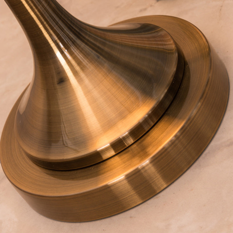 Lámpara de mesa de 1 luz con cono de tronco de pirámide tradicional europeo de hierro y cristal para dormitorio 