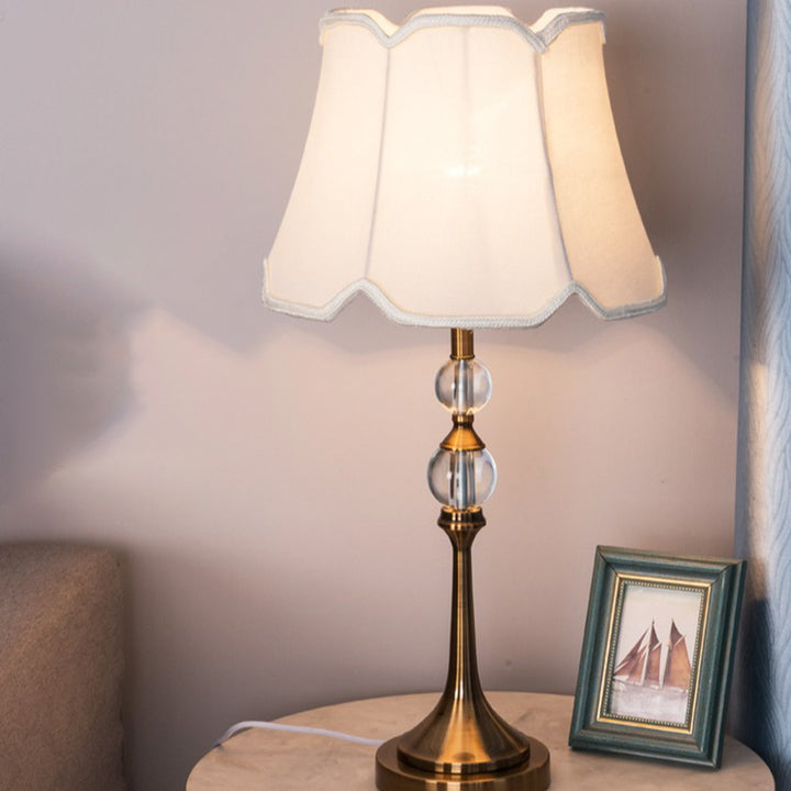 Traditionelle europäische Frustum-Kegel-Eisen-Kristall-Stoff 1-Licht Tischlampe für das Schlafzimmer 